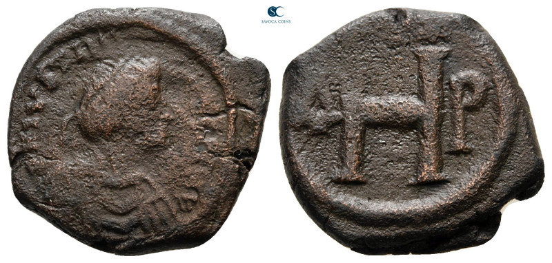 Justinian I AD 527-565. Thessalonica
8 Nummi Æ

19 mm, 3,66 g



fine