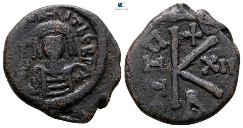 Maurice Tiberius AD 582-602. Constantinople
Half Follis or 20 Nummi Æ

21 mm,...