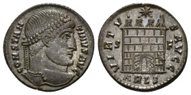 IMPERIO ROMANO. CONSTANTINO I. Follis. Arelate (327). A/ Cabeza diademada de perlas a der.; CONSTANTINVS AVG. R/ Puerta de campamento con 4 torrecilla...