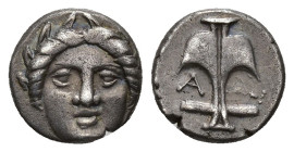 GRECIA ANTIGUA. TRACIA. Apolonia Póntica. Dióbolo. A/ Cabeza frontal de Apolo. R/ Ancla entre A y cangrejo. AR 1,20 g. 10,3 mm. COP-459. SBG-1657. MBC...