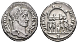 IMPERIO ROMANO. GALERIO. Argénteo. Roma (295-297). A/ Cabeza laureada a der.; MAXIMIANVS CAES. R/ Diocleciano, Maximiano, Constancio I y Galerio sacri...