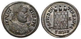 IMPERIO ROMANO. LICINIO. Follis. Heraclea (310). A/ Busto a der., laureado, drapeado, con globo, mappa y cetro; IMP LICINIVS AVG. R/ Puerta de campame...