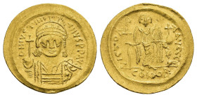 IMPERIO BIZANTINO. JUSTINIANO I. Sólido. Constantinopolis. A/ Busto frontal con globo crucífero. R/ Ángel de frente con globo crucífero y cetro remata...