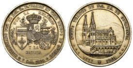 ALFONSO XIII. Medalla. Nuevo templo de Nuestra Sra. de Covadonga, 1877-1901. Bobes, Oviedo. E. RUIZ. Metal dorado 52,57 mm. Golpecitos en gráfila. EBC...