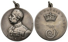 MEDALLAS CARLISTAS. Jaime III (1909-1931). Dios, Patria y Rey. Grabador: Revilla. AR 11,58 g. 30 mm. Con su anilla. MBC.