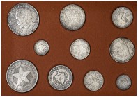 1915 a 1953. Cuba. 10 (dos), 20 (dos), 25, 40 (dos), 50 centavos y 1 peso (dos). Estuche oficial con certificado con diferentes monedas en plata. BC+/...