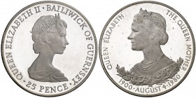 s/d (1980). Guernsey. Isabel II. 25 peniques. (Kr. 35a). 28,13 g. AG. 80º Aniversario de la Reina Madre. Proof.