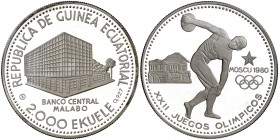 s/d (1979). Guinea Ecuatorial. 2000 ekuele. (Kr. 37). 31,14 g. AG. XXII Juegos Olímpicos - Moscú '80. En carterita original con certificado. Proof.