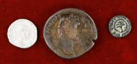 Lote formado por 1 sestercio de Antonino pío y 1 denario de Julia Soaemias, incluye además 1 cobre árabe. Total 3 monedas. A examinar. BC/MBC+.