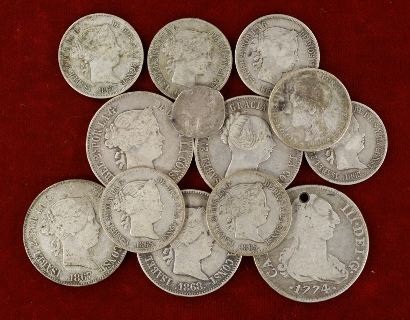 Lote de 13 monedas españolas en plata, una con perforación. A examinar. BC/BC+....