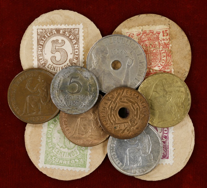 II República y Guerra Civil. Lote de 7 monedas distintas y 4 cartones con sello ...