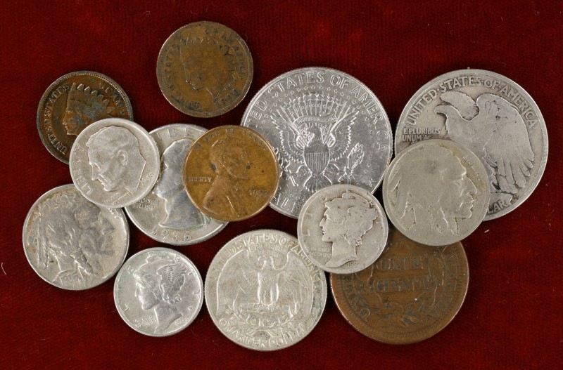 s. XX. Estados Unidos. Lote de 19 monedas de distintos valores y metales (siete ...