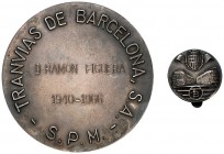 Años 1960. Medallas "Tranvías de Barcelona, S. A. S. P. M.". 60,22 g. 50 mm. Plata. Con dedicatoria: Ramón Figuera 1940-1966. Se incluye insignia de s...