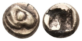 1/24 Stater
Ionia, Phokaia, c. 625-522 BC, Electrum plated; Head of seal to right / Incuse square
6 mm, 0,55 g
Bodenstedt 2.1