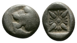 Diobol AR
Ionia. Miletos 550-400 BC, Forepart of lion left, stellate pattern within incuse square
9 mm, 1,10 g