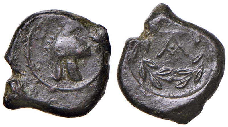 SICILIA Taormina (392-358 a.C.) AE - Elmo campano a d. - R/ lettere T A in monog...