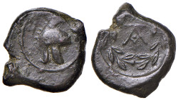 SICILIA Taormina (392-358 a.C.) AE - Elmo campano a d. - R/ lettere T A in monogramma - AE (g 2,32)
BB