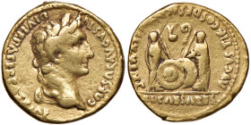 Augusto (27 a.C.-14 d.C.) Aureo - Busto laureato a d. - R/ Gaio e Lucio stanti di fronte con scudi e strumenti sacrificali - RIC 206 AU (g 7,88) Ritoc...