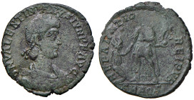 Valentiniano II (375-392) Maiorina - Busto a d. - R/ l'Imperatore stante a s. - AE (g 3,23)
BB