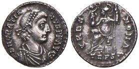 Graziano (367-383) Siliqua (Treviri) Busto diademato a d. - R/ Roma seduta a s. con vittoria sul globo - RIC 27 AG (g 2,05) Frattura di tondello
BB+