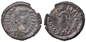 Teodosio I (379-395) Mezzo centennionale (Siscia) - Busto diademato a d. - R/ la Vittoria a s. - AE (g 1,24) Mancanza di metallo, screpolatura
qBB