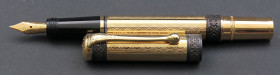 AURORA - Penna stilografica - placcata in oro. Cappuccio marcato Aurora n.1722. Corpo dorato. Meccanismo a stantuffo. Pennino M in oro giallo 18kt. Pe...