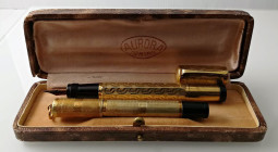 AURORA- Coppia di penne stilogafiche laminate in oro. La piu piccola (lunghezza 9cm) è dotata di cappuccio con appiccagnolo. La piu grande misura 11,5...