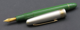 OMAS EXTRA - Penna Stilografica - corpo della penna in celluloide verde con cappuccio grigio con scritta dora al bordo “D-DAY 1944. Finiture dorate. P...