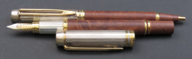 WATERMAN - Lotto di 2 penne - n.1 penna a sfera e una penna stilografica. Corpo delle penne in pregiata resina marrone con cappucci argentati. Finitur...