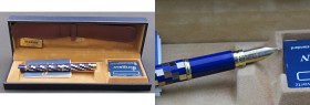 WATERMAN Penna stilografica - Corpo della penna in resina blu e quadrature dorate. Pennino M in oro massiccio 18kt. Penna nuova, mai inchiostrata né p...