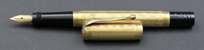 PENNA DORATA - Penna stilografica - in oro giallo 18kt. Non brendizzata. Pennino...