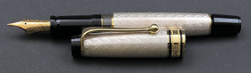 ITALIA - Penna stilografica - Corpo della penna argentato con finiture nere e dorate. Nel cappuccio viene inciso “Italia 1707-1793”. Meccanismo a stan...