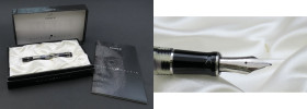 PARKER Penna stilografica - DUOFOLD MOSAIC. Corpo della penna in pregiata resina multicolore con finiture nere e fermaglio argentato. Pennino M in oro...