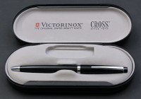 CROSS - Penna a sfera corpo della penna nera con finiture argentante. Penna nuova venduta in scatola originale
n.d.
