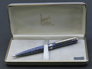FERRARI DA VARESE - Penna a sfera - Corpo della penna variegato blu con finiture argentate. Penna in ottimo stato conservativo venduta in scatola orig...