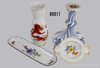 4 Teile Meissen, Porzellan, teils mit Goldstaffage, Kerzenständer, Zwiebelmuster, H 17 cm, kleine Vase "Roter Drache", H 17,5 cm, schmale Schale, Blum...