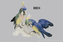 Ens Kakadupaar/ Papageienpaar, Porzellan, Zwei auf einem Astsockel sitzende, leuchtend farbig staffierte Papageien, H 28 cm, verso manufakturbedingte ...