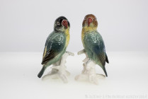 Ens Paar Papageien "Die Unzertrennlichen" Lovebirds Porzellan, polychrom bemalt, 2 Papageien der Gattung "Unzertrennliche", jeweils H 15 und 15,5 cm, ...