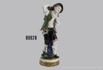 Volkstedt Figur "Winzer, eine mit Trauben gefüllte Kiepe auf dem Rücken tragend", Porzellan, polychrome Bemalung, Goldstaffage, auf runder Plinthe mit...