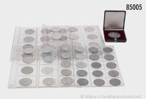 Kleiner Sammler-Nachlass: BRD, Konv. ca. 35 x 10-DM-Gedenkmünzen, dabei Olympia 1972, Barbarossa und Schopenhauer, dazu ca. 20 x 5-DM-Gedenkünzen, Sil...