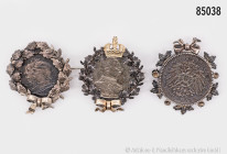 Konv. Münzschmuck, 3 patriotische Broschen mit wunderschönen Fassungen aus der Zeit, verziert mit Kronen und Eichenlaub, Münzen gefasst, können entfer...