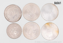 Niederlande, Konv. ca. 39 Silbermünzen, dabei 2 1/2 Gulden 1938, 23 x 2 1/2 Gulden 1950er/60er Jahre, 9 x 10 Gulden 1970, etc., gemischter Zustand, 1 ...