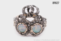 Antiker Ring, Gelbgold, in Form einer Schleife, diese aus Silber, gefasst mit Rosendiamanten, 2 Opale in Gelbgold gefasst, 1 Opal gesprungen/beschädig...