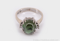 Ring, 750 Weißgold, Krabbenfassung mit einem grünen Stein, vermutlich Turmalin-Cabochon sowie zwei Punktbrillanten, Größe 54, 4,9 g, Stein mit kleinen...