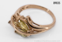 Ring, 375er Gold, mit 3 gelb-grünlichen Steinen, 2 davon etwas beschädigt, schöne Fassung mit Bügelform, Größe ca. 59, 3,8 g