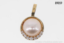 Anhänger, 585 Gelbgold, mit großer Perle mit schönem Lüster, Perle D ca. 14,8 mm, schöner Aufbau, ca. 9 Punktdiamanten, Gesamtgewicht ca. 7,12 g