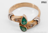 Ring, 18 Karat Gelbgold, vmtl. USA, mit 2 kleinen Smaragden in Blattform und 2 Punktdiamanten, modernes Design, Größe ca. 55, 5,9 g