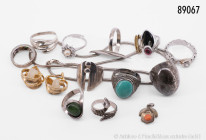 Konv. Silberschmuck, 800 bis 925 Silber, bestehend aus 11 Ringen, 1 Paar Ohrclips und 1 Kettenanhänger, dazu 1 Silberkette, L ca. 50 cm, gemischter Zu...