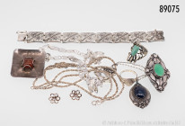 Konv. Silberschmuck, 800 bis 925 Silber, dabei 3 Ketten, 1 Paar Ohrstecker, 2 Ringe, 2 Broschen und 1 Armband, Gesamtgewicht ca. 94,1 g, gemischter Zu...
