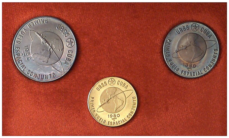 1980. Cuba. 5, 10 (AG) y 100 (AU) pesos. (Kr. 47, 50 y 52). Primer vuelo espacia...